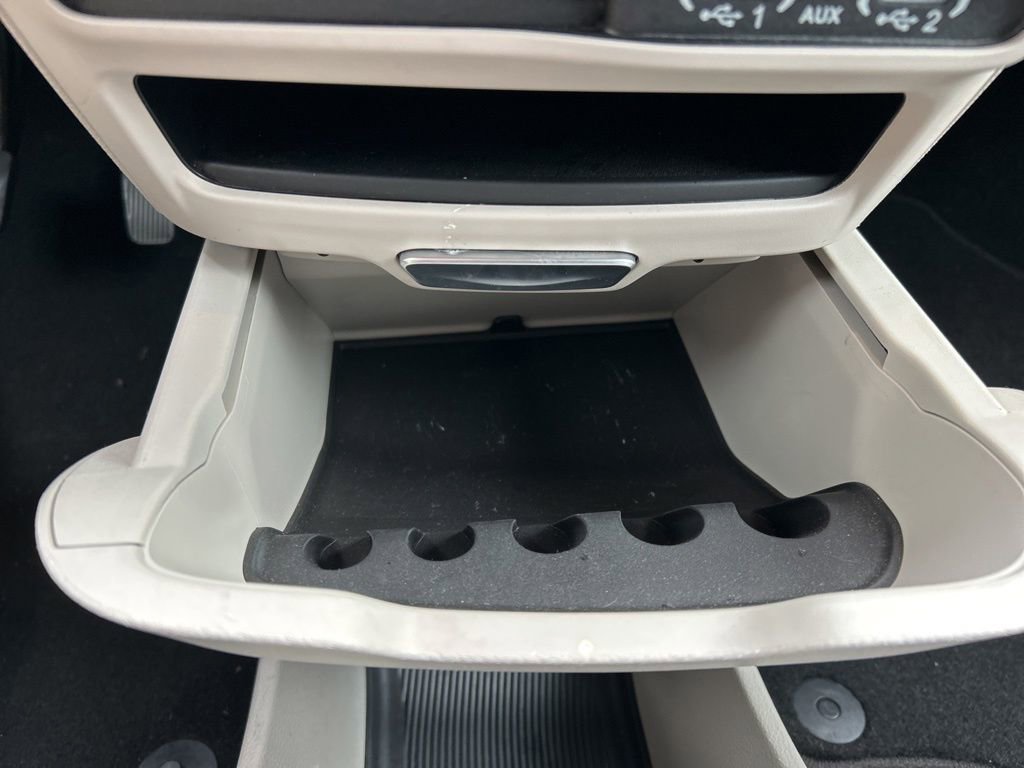 Used 2024 Chrysler Pacifica Touring-L image 11