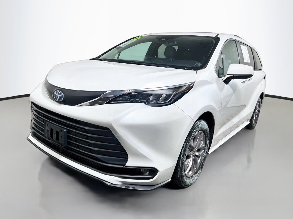 Used 2025 Toyota Sienna XLE FWD image 7