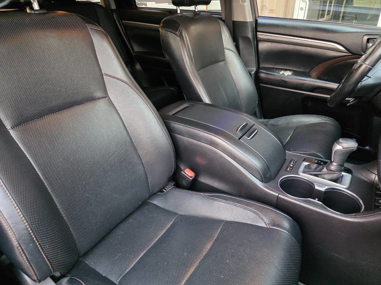 Used 2019 Toyota Highlander AWD V6 image 2