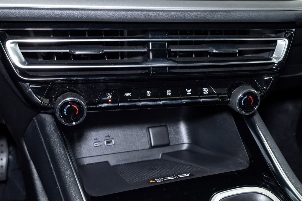 Used 2024 Chevrolet Traverse LT FWD image 19