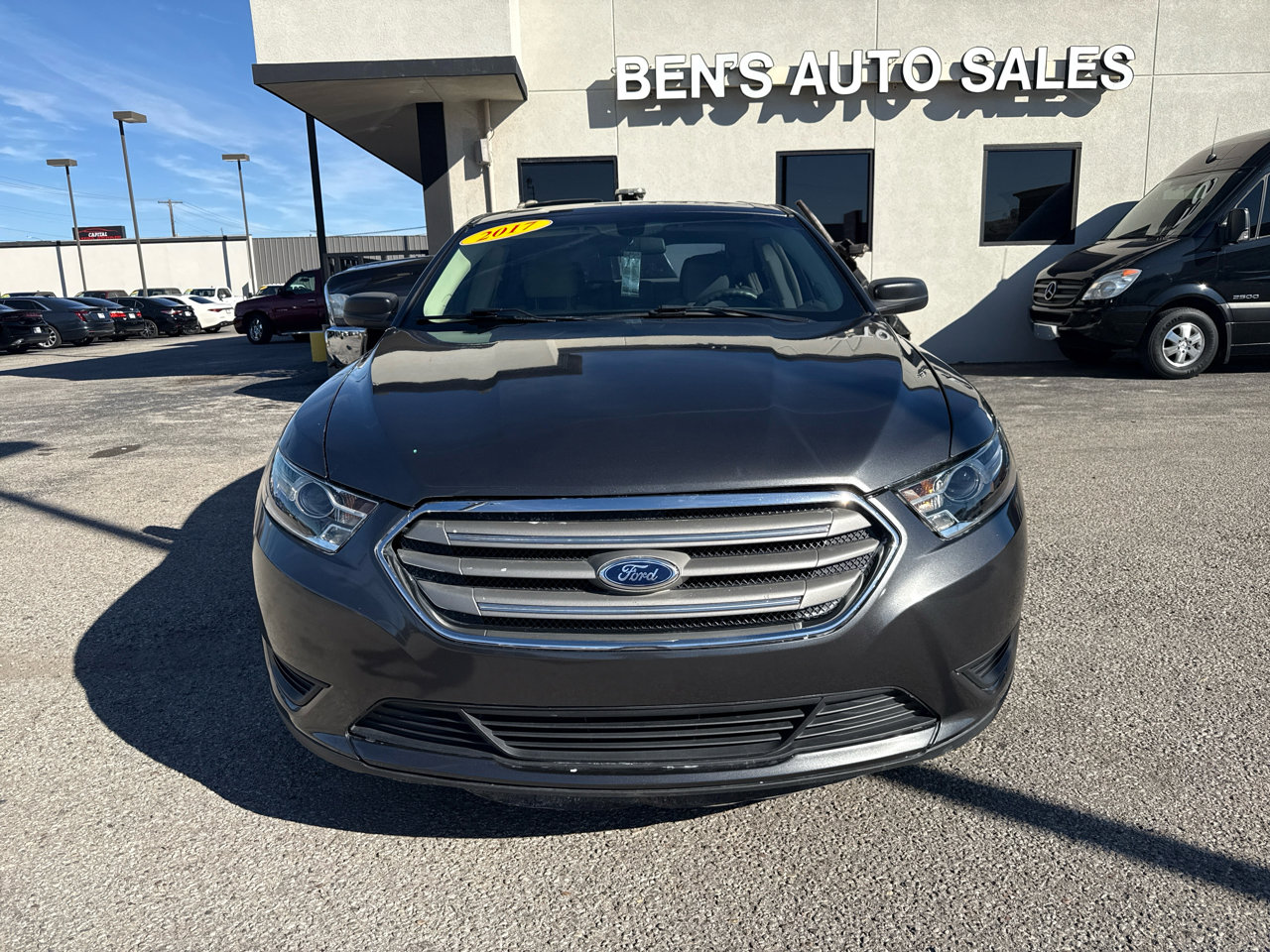 Used 2017 Ford Taurus SE image 3