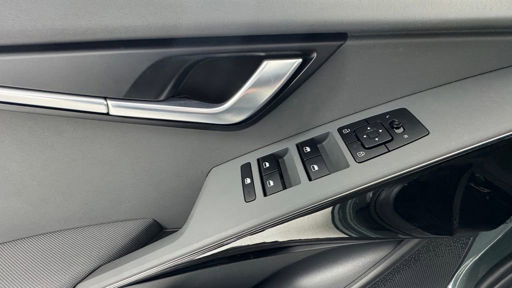 Used 2025 Kia Niro EX FWD image 22