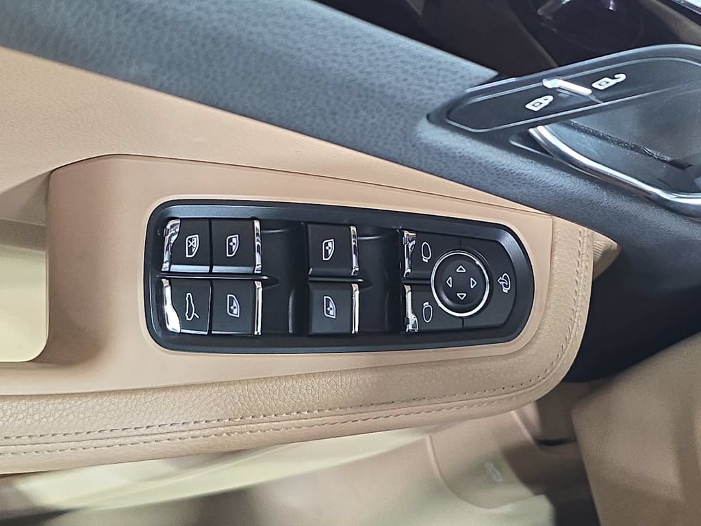 Certified 2023 Porsche Macan AWD/4WD image 21
