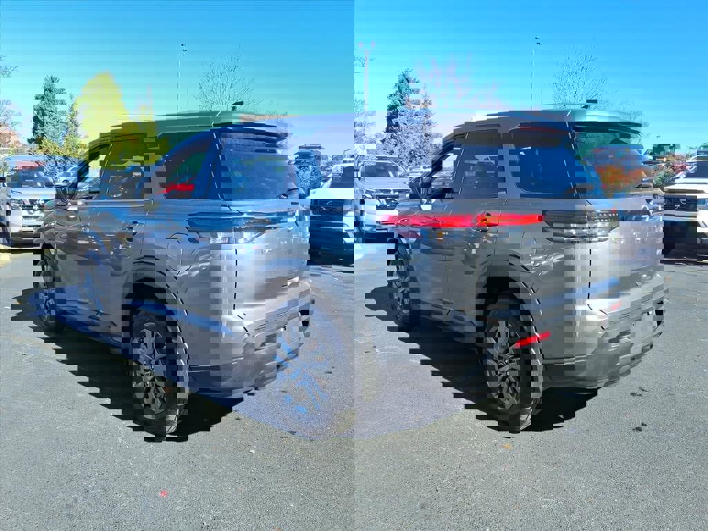 Used 2025 Nissan Pathfinder S image 24