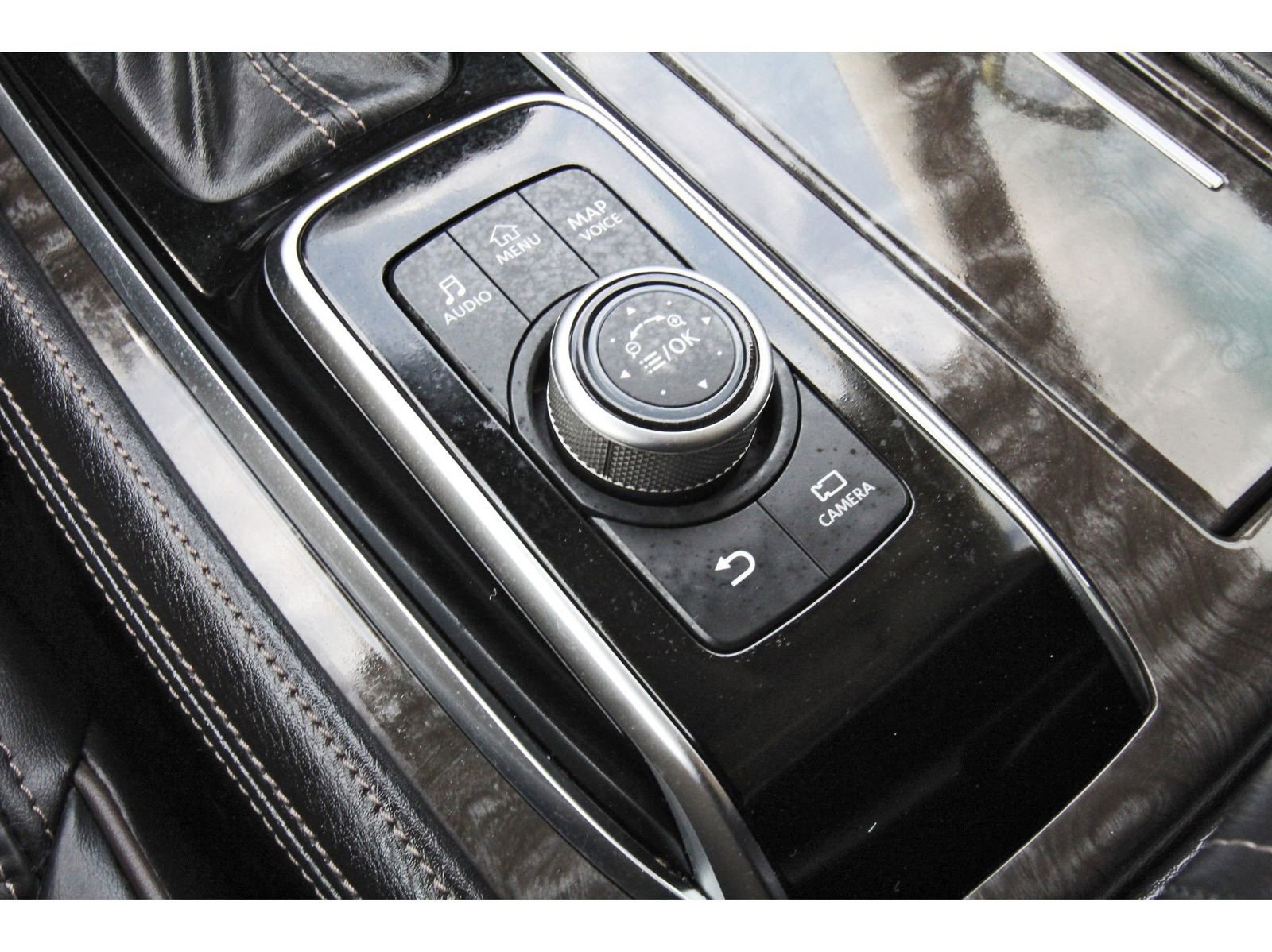 Used 2022 Nissan Armada Platinum w/ Captain's Chairs Package RWD image 32