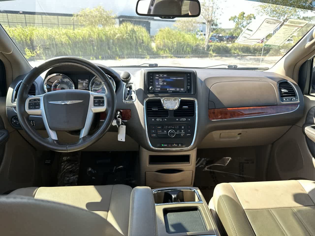 Used 2016 Chrysler Town & Country Touring FWD image 15
