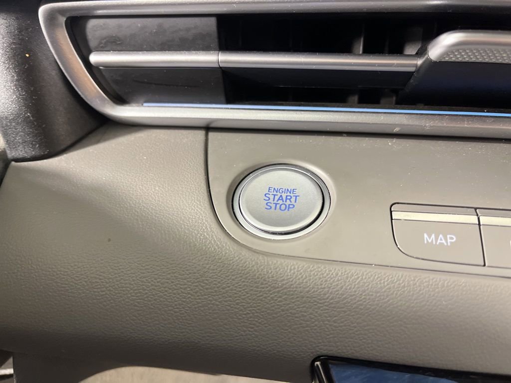 Used 2025 Hyundai Elantra SEL image 32