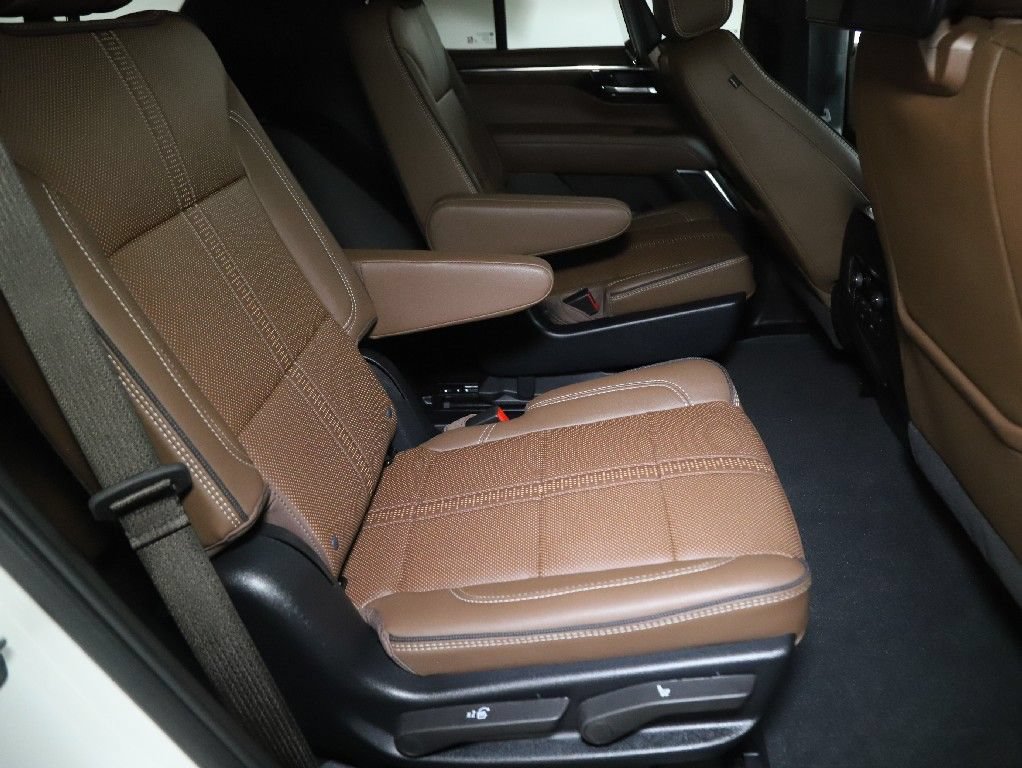 Used 2025 Chevrolet Tahoe High Country AWD/4WD image 35