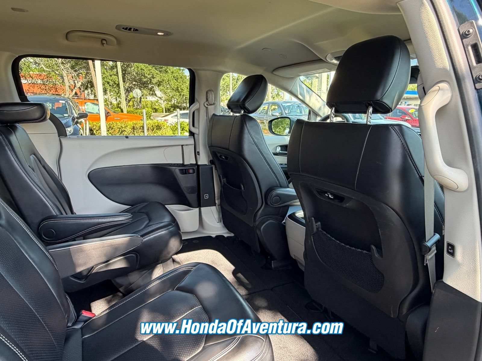 Used 2023 Chrysler Pacifica Touring-L FWD image 15