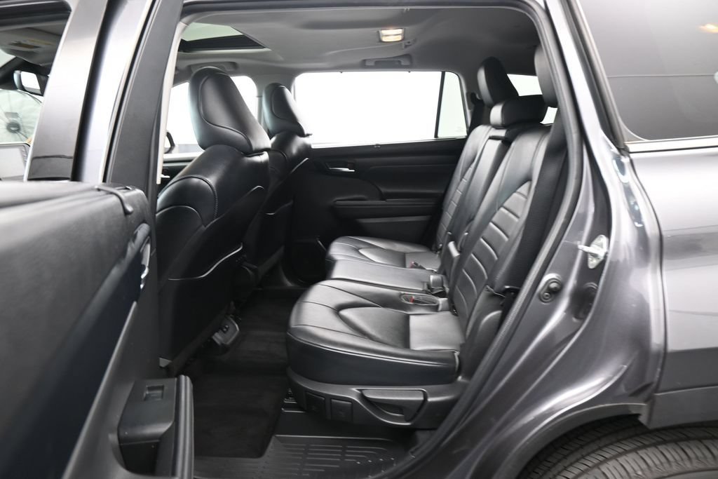 Used 2022 Toyota Highlander XLE AWD/4WD image 31