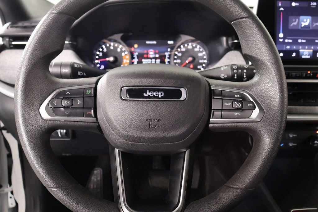 Used 2025 Jeep Compass Sport image 3