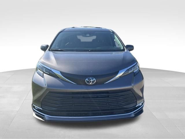 Used 2021 Toyota Sienna XLE w/ XLE Plus Package FWD image 8