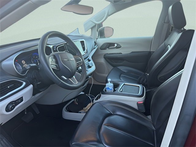 Used 2023 Chrysler Pacifica Touring-L image 3