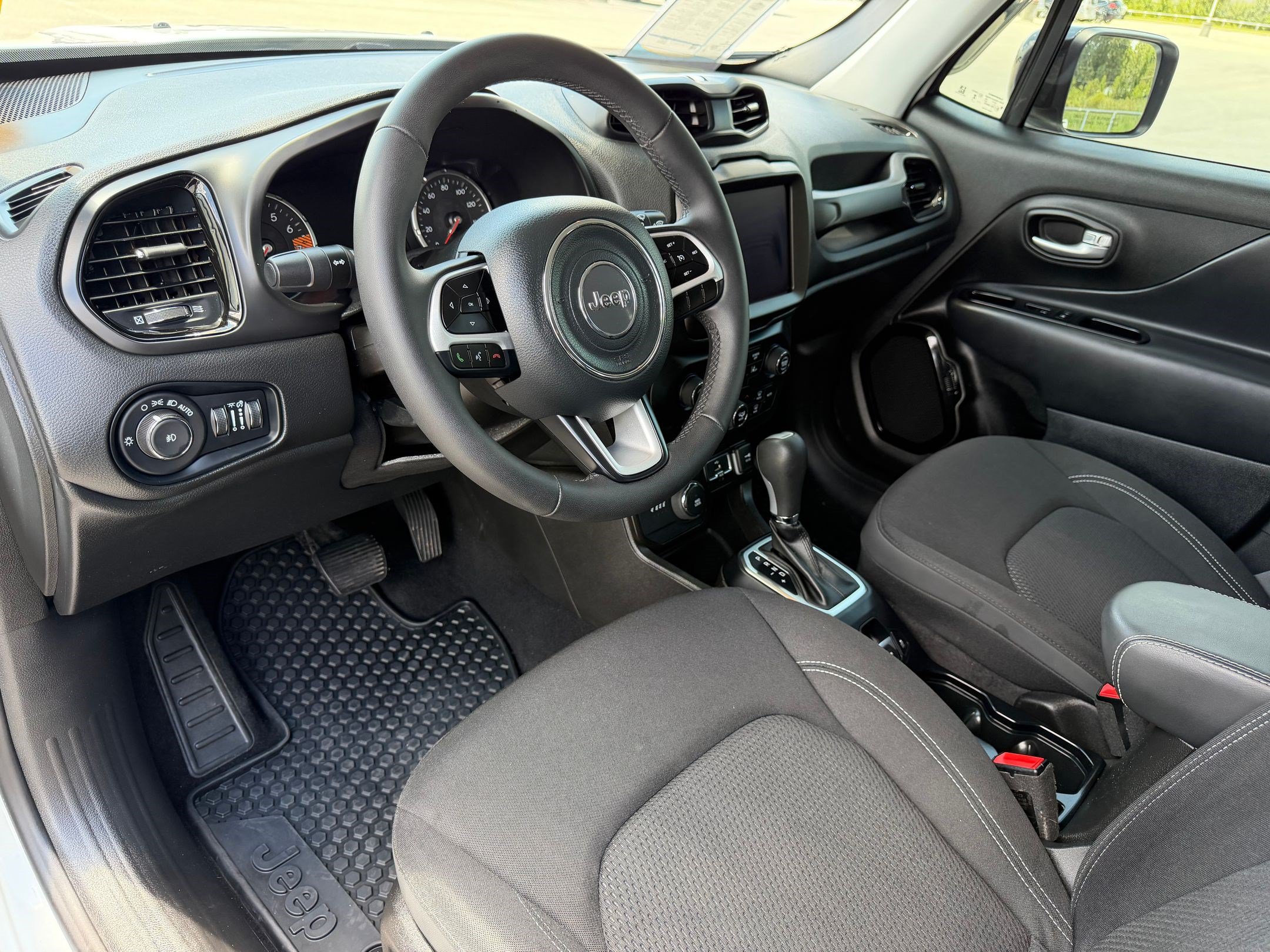Used 2023 Jeep Renegade Altitude AWD/4WD image 4