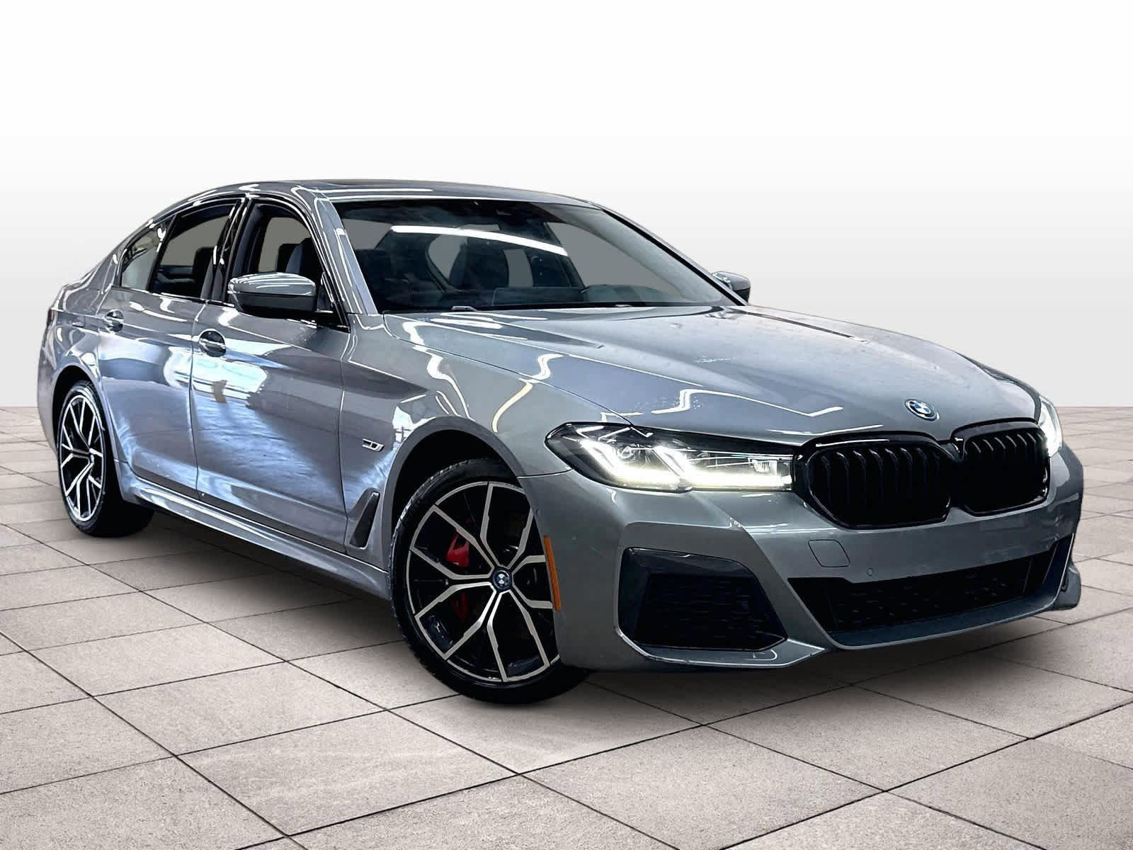 Used 2023 BMW 530e w/ M Sport Package RWD image 2