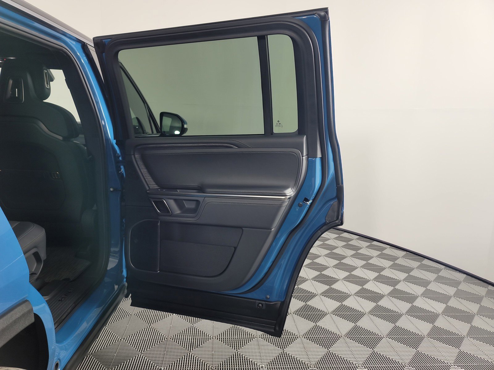 Used 2023 Rivian R1S Adventure AWD/4WD image 19