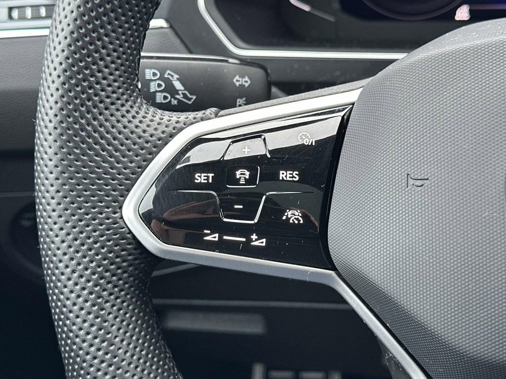 Certified 2023 Volkswagen Tiguan SEL R-Line image 27
