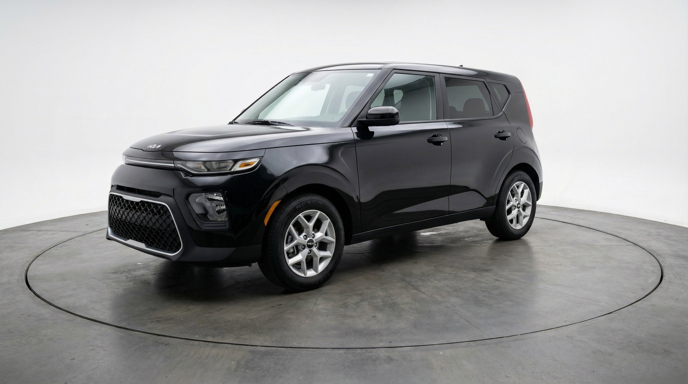 Used 2025 Kia Soul LX w/ LX Technology Package FWD image 3