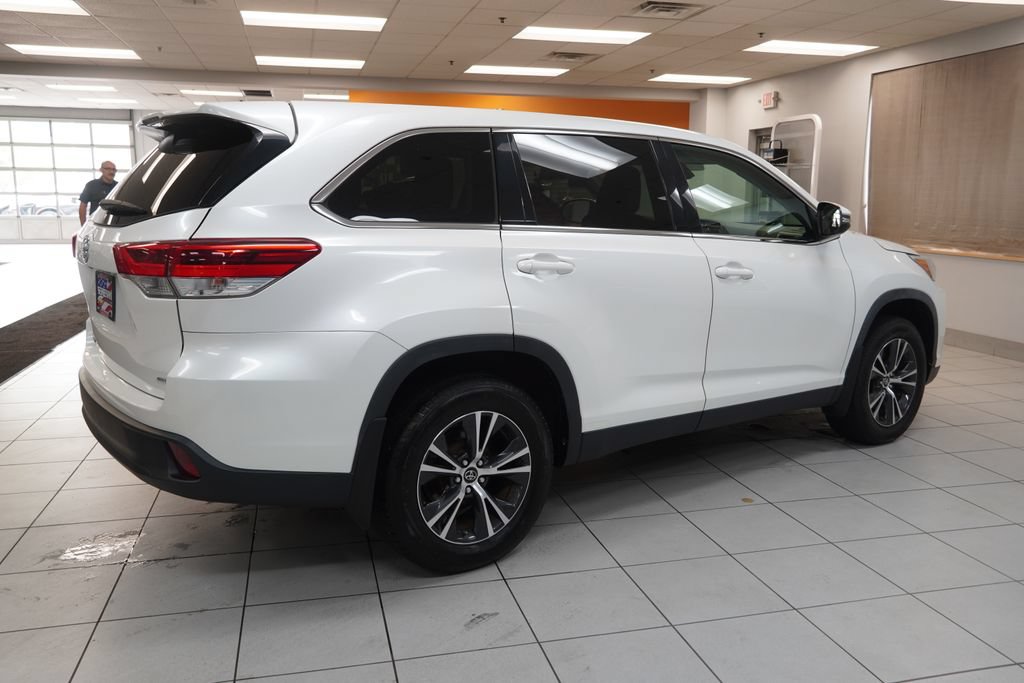 Used 2019 Toyota Highlander LE AWD/4WD image 11