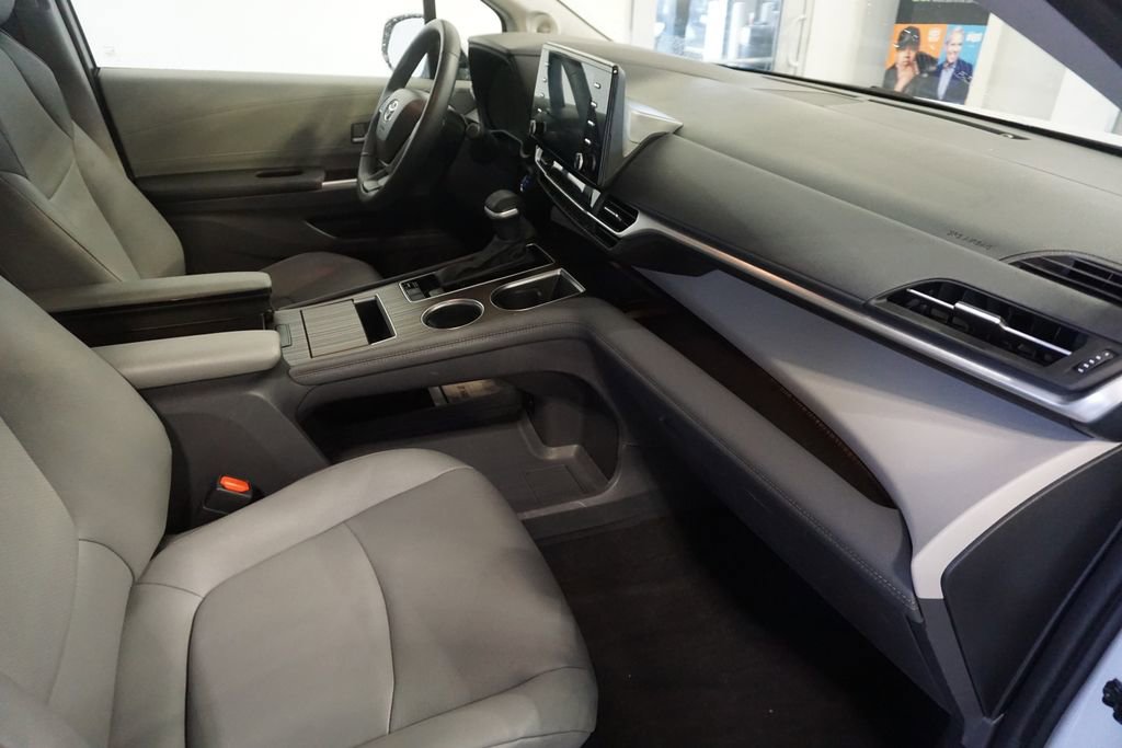 Used 2024 Toyota Sienna XLE w/ XLE Plus Package image 25