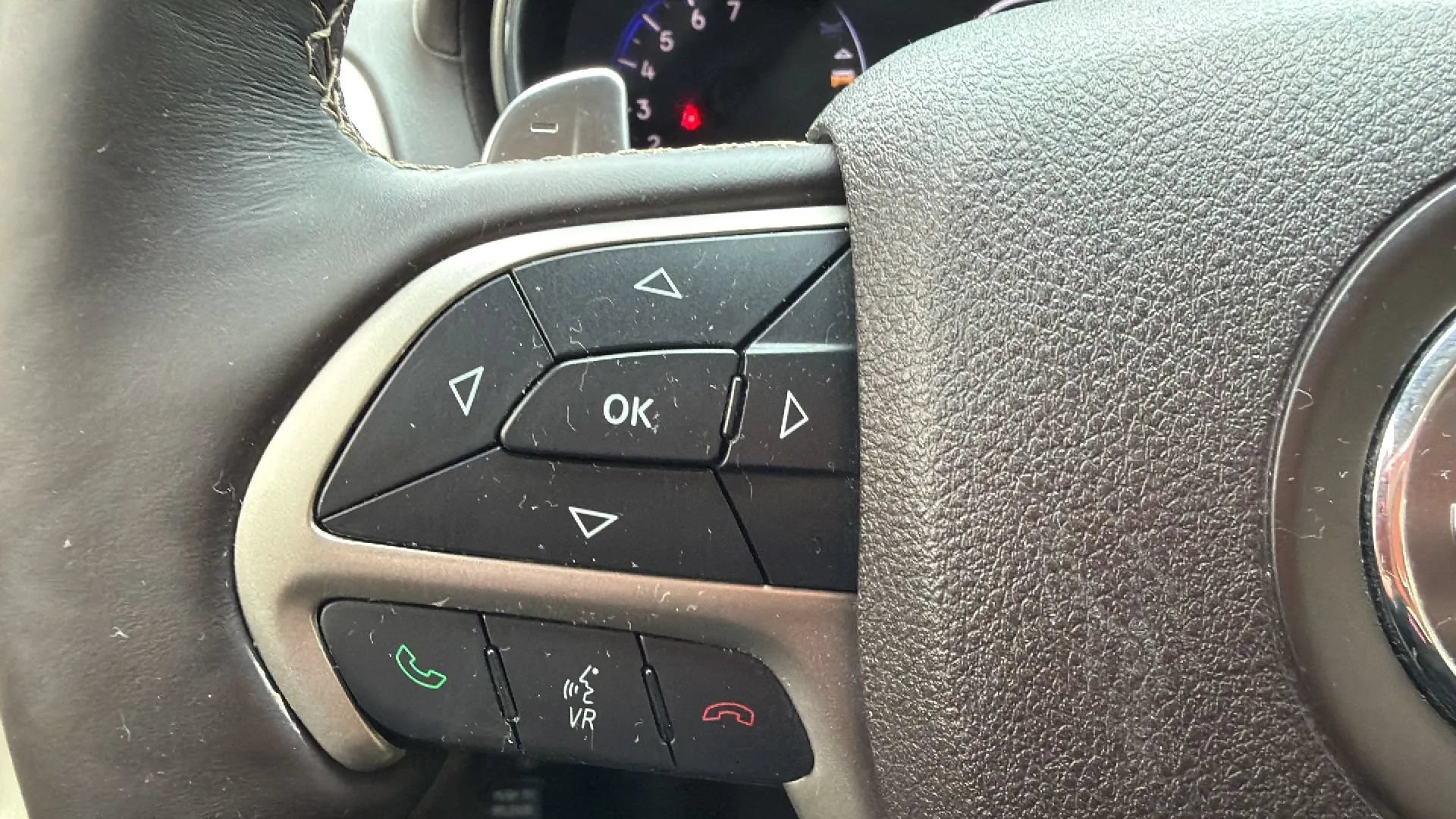 Used 2017 Jeep Grand Cherokee Overland w/ Jeep Active Safety Group AWD/4WD image 12