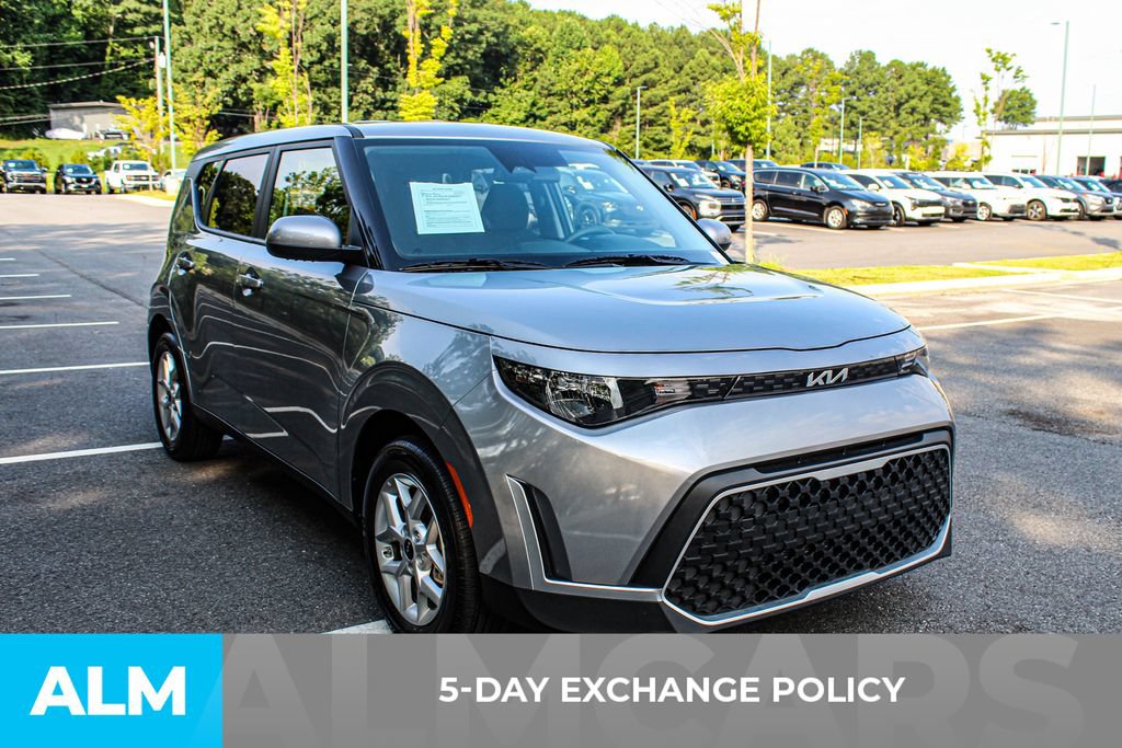 Used 2025 Kia Soul LX w/ LX Technology Package FWD image 3