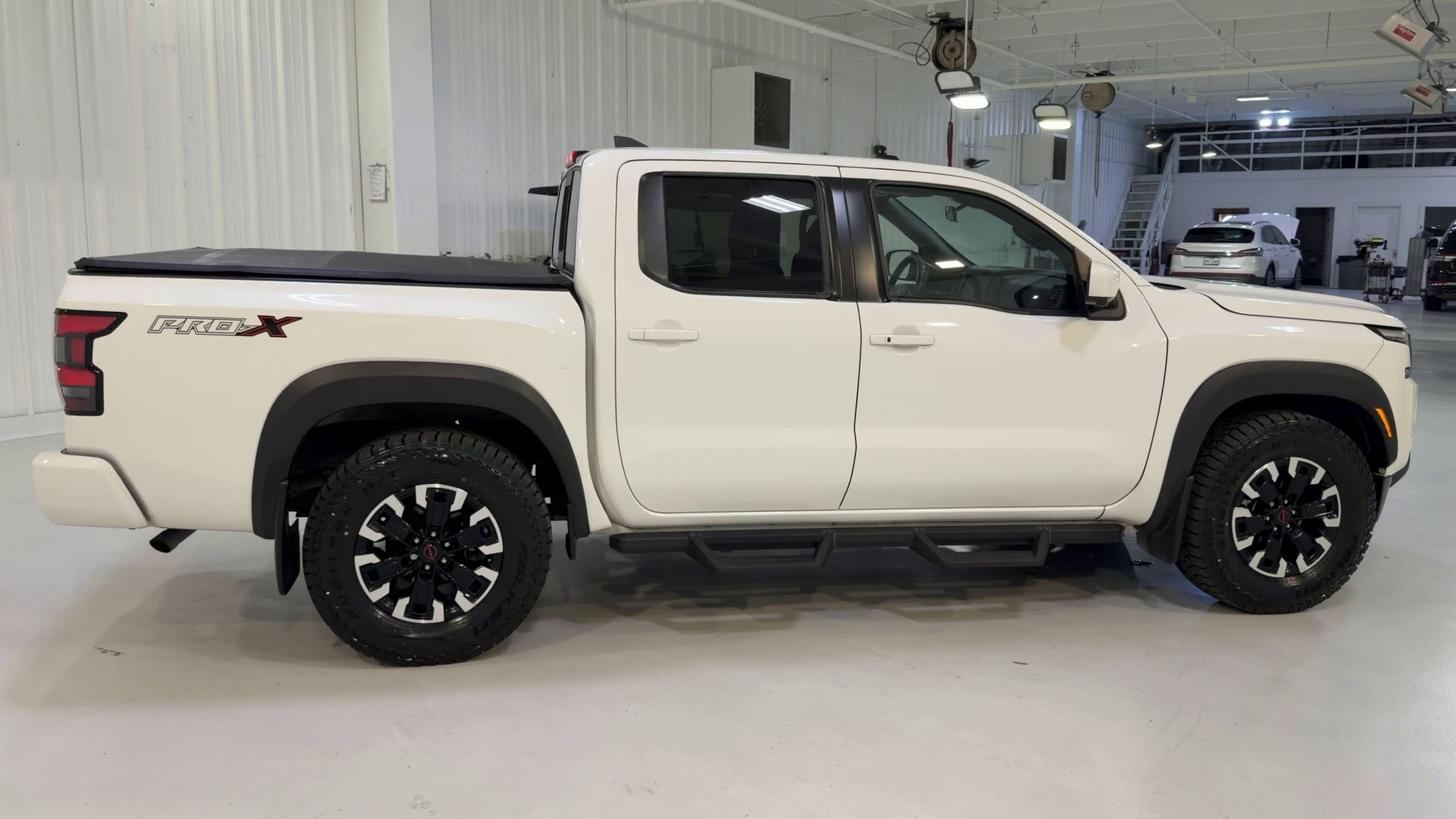Used 2022 Nissan Frontier Pro-X RWD image 2