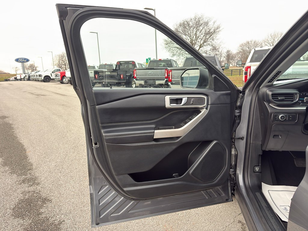 Used 2022 Ford Explorer XLT w/ Equipment Group 202A image 17