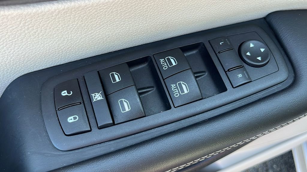 Used 2024 Chrysler Pacifica Touring-L image 12