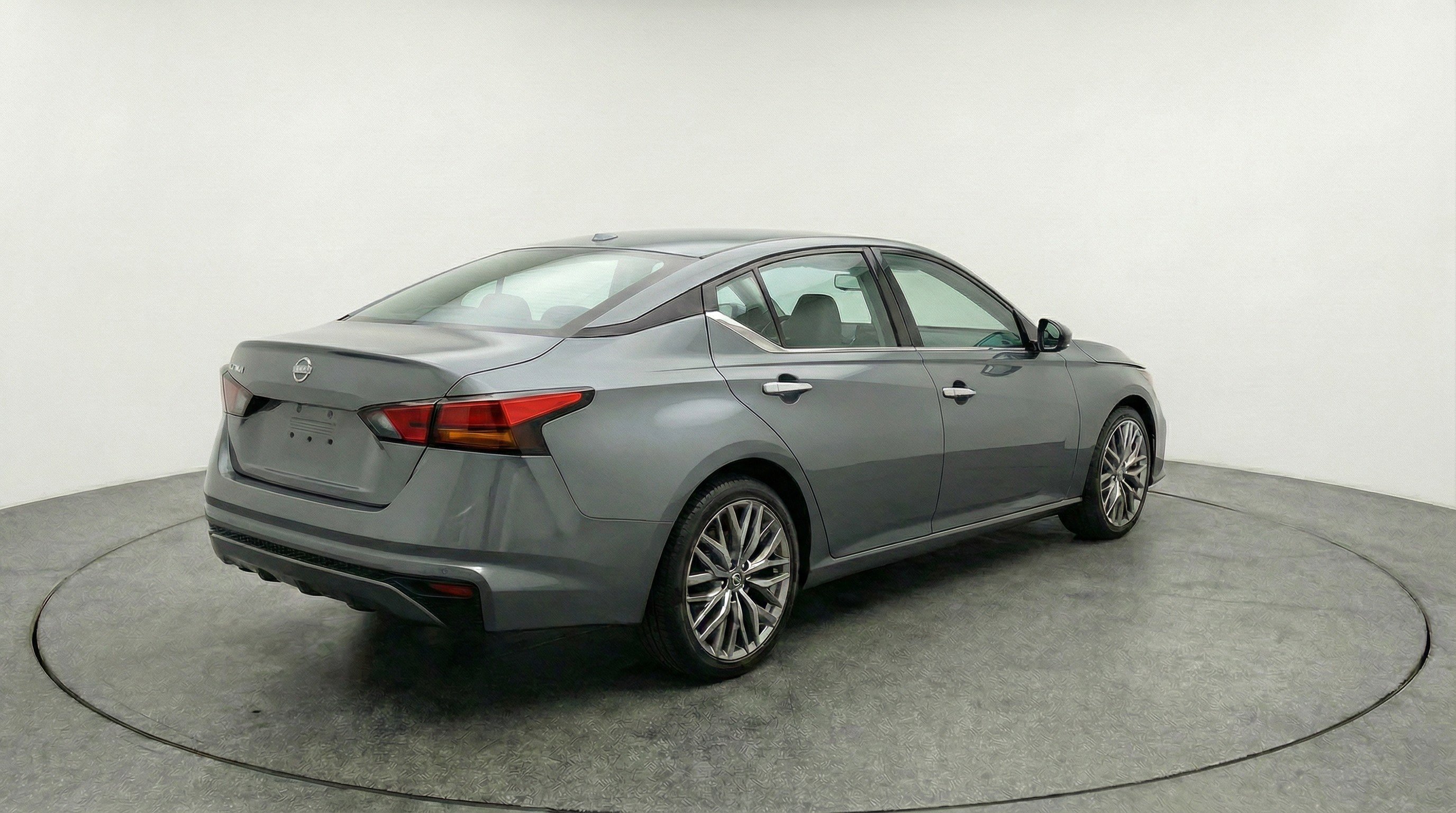 Used 2025 Nissan Altima 2.5 SV image 9