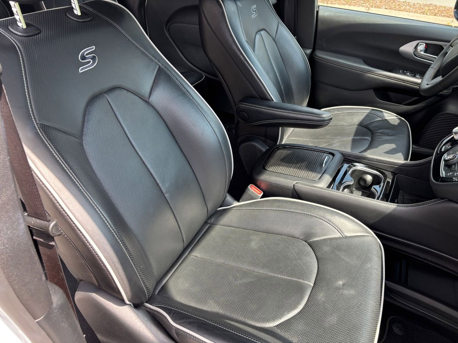 Used 2025 Chrysler Pacifica Limited image 41