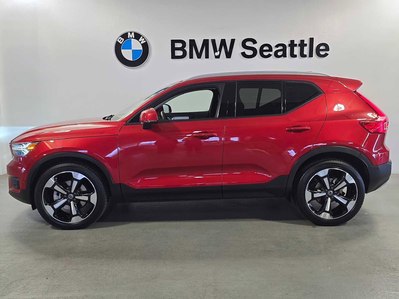 Used 2019 Volvo XC40 T5 Momentum image 3