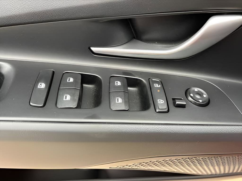 Used 2025 Hyundai Elantra Sport image 12