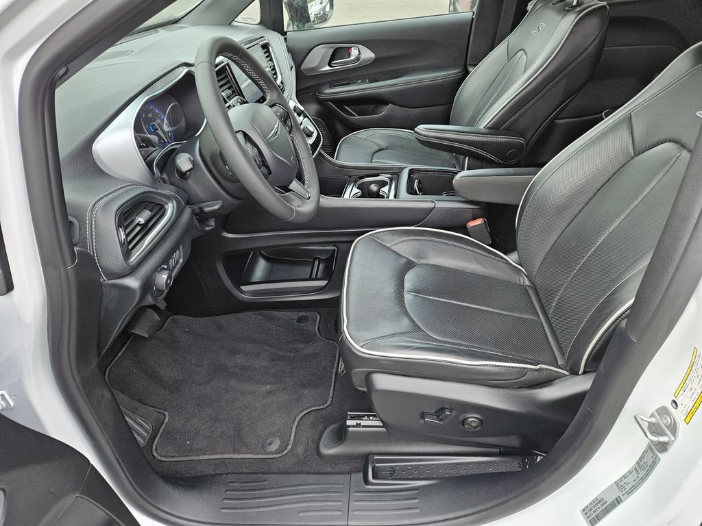Used 2025 Chrysler Pacifica Limited FWD image 20