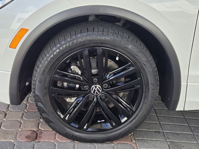 Certified 2022 Volkswagen Tiguan SE R-Line image 11