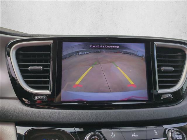 Used 2022 Chrysler Pacifica Touring-L FWD image 13