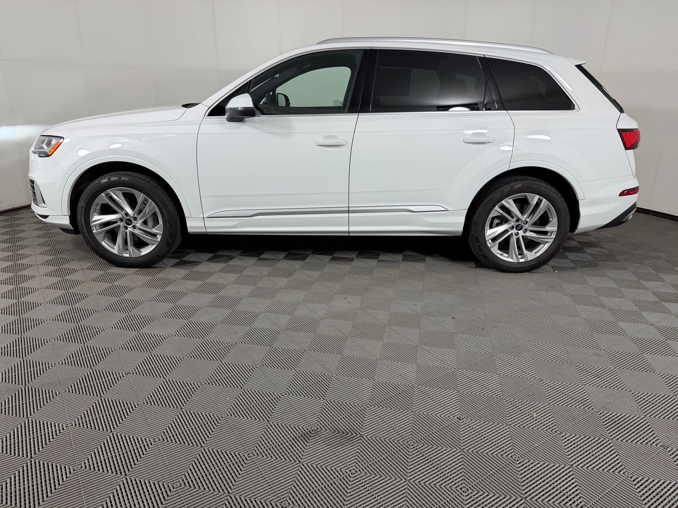 Certified 2023 Audi Q7 2.0T Premium w/ Towing Package AWD/4WD image 2