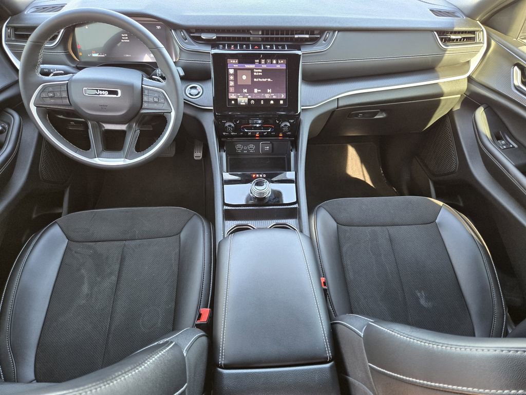 Used 2025 Jeep Grand Cherokee L Laredo RWD image 5
