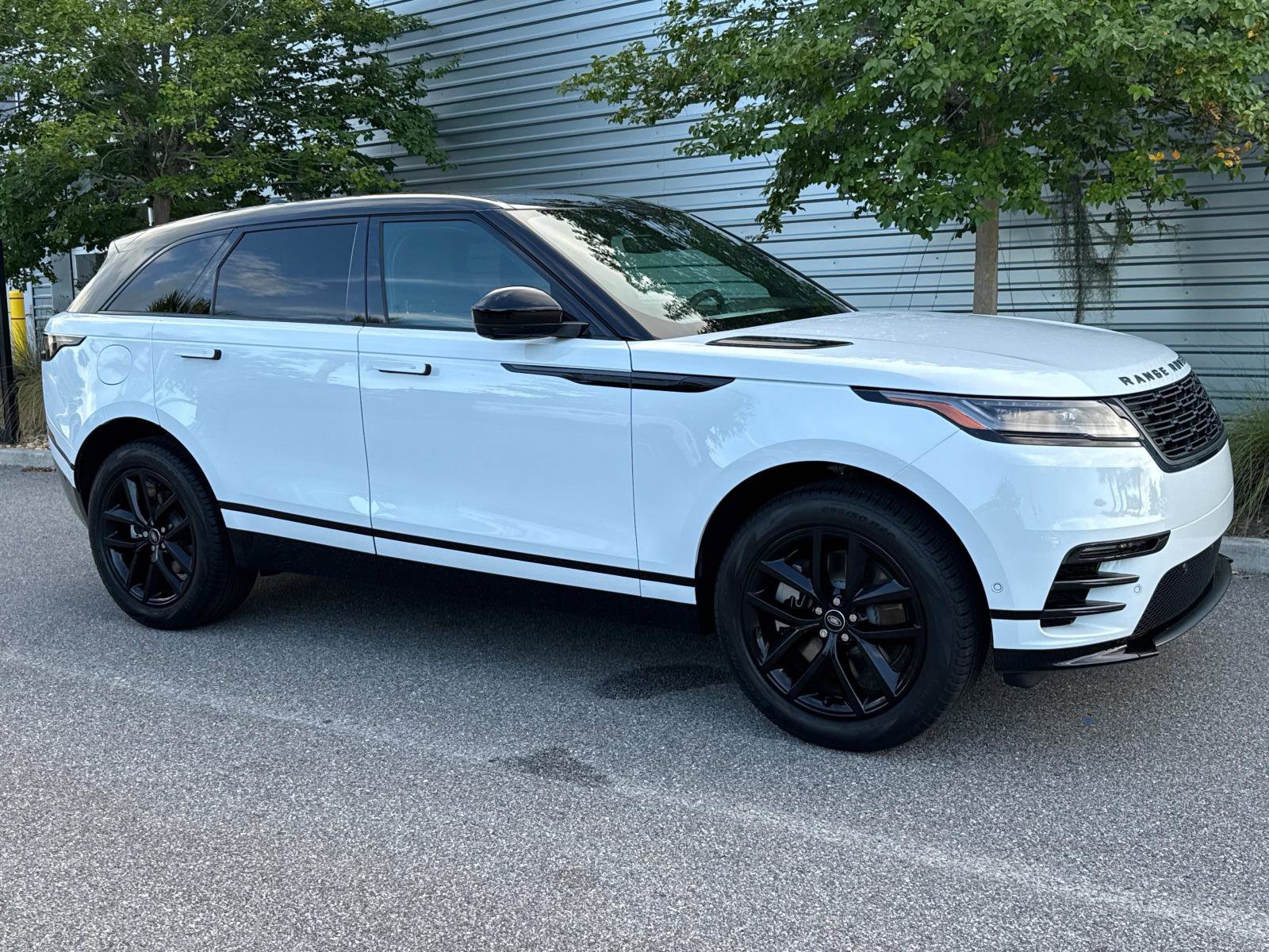New 2026 Land Rover Range Rover Velar Dynamic SE image 4