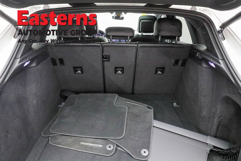 Used 2023 Porsche Macan T w/ Premium Package Plus image 10