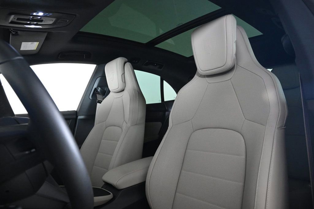 Certified 2025 Porsche Macan Electric image 5