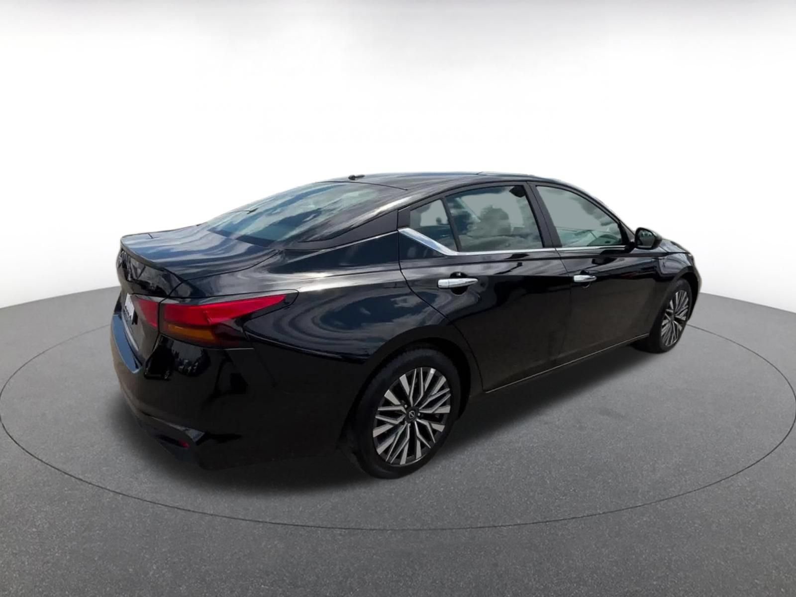 Used 2025 Nissan Altima 2.5 SV FWD image 14