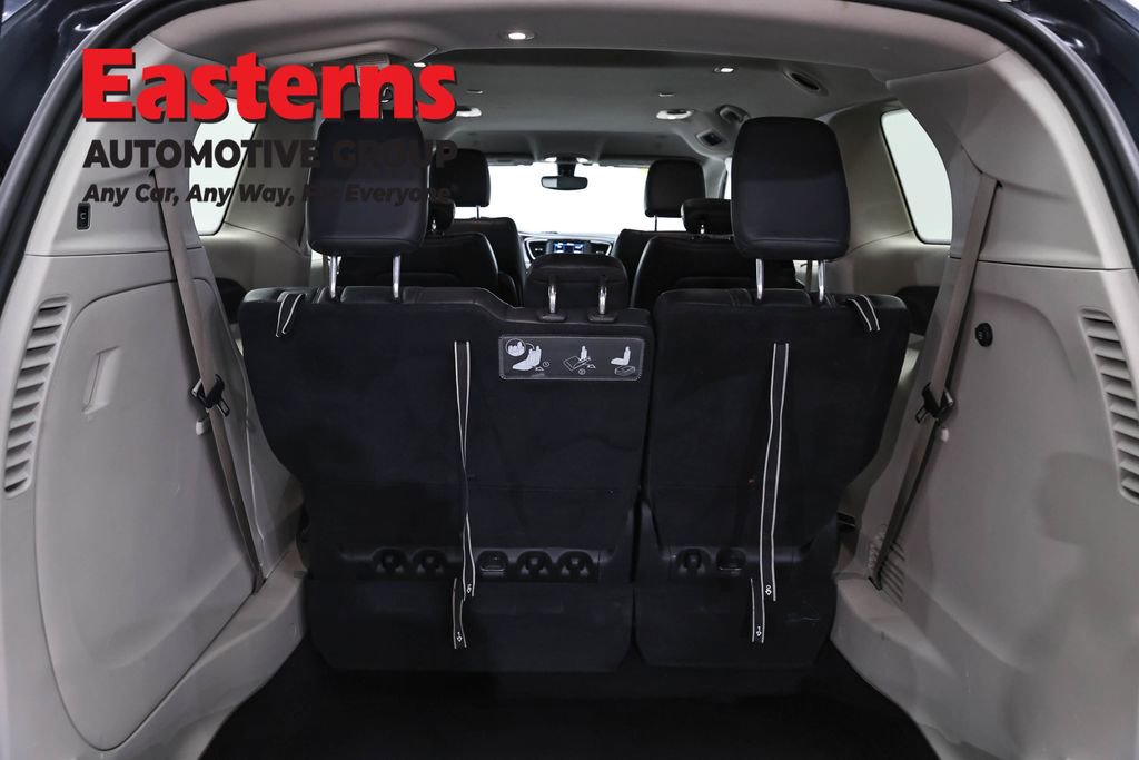 Used 2020 Chrysler Pacifica Touring-L FWD image 9