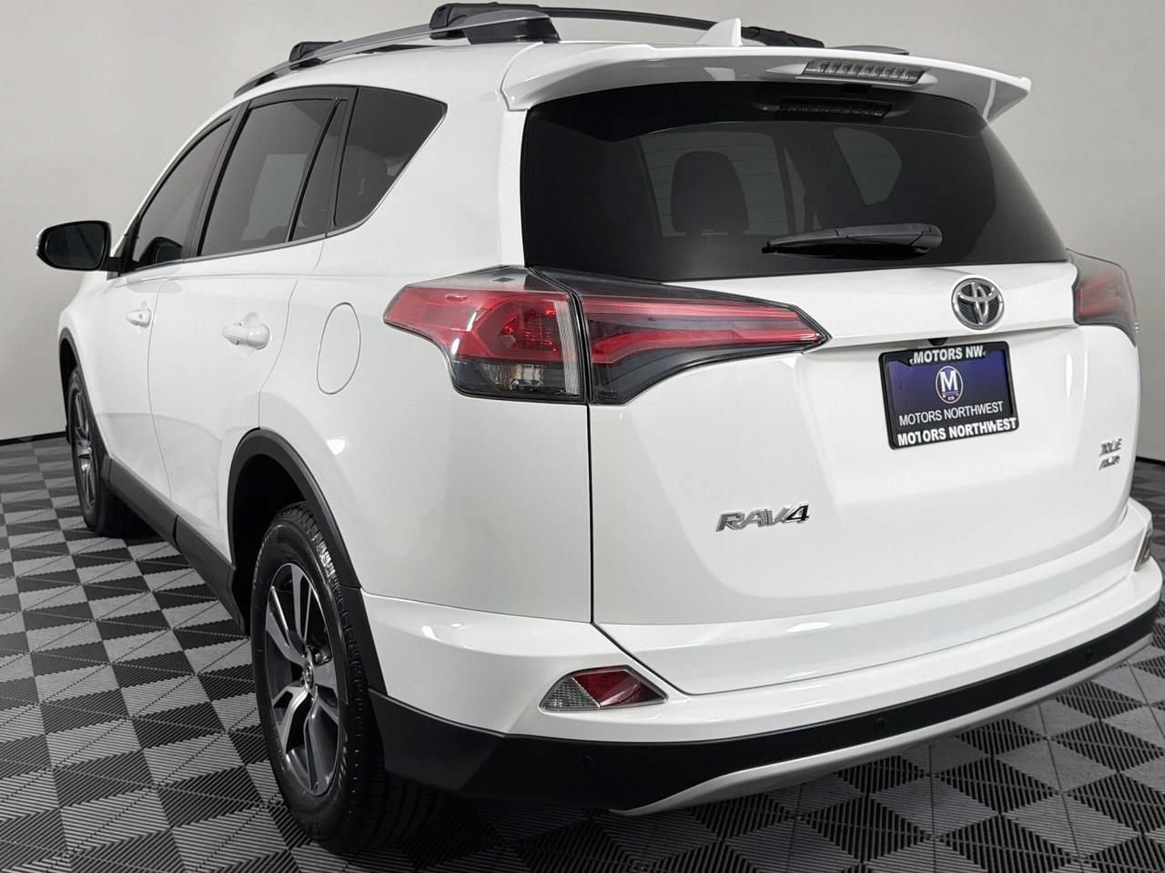 Used 2017 Toyota RAV4 XLE AWD/4WD image 9