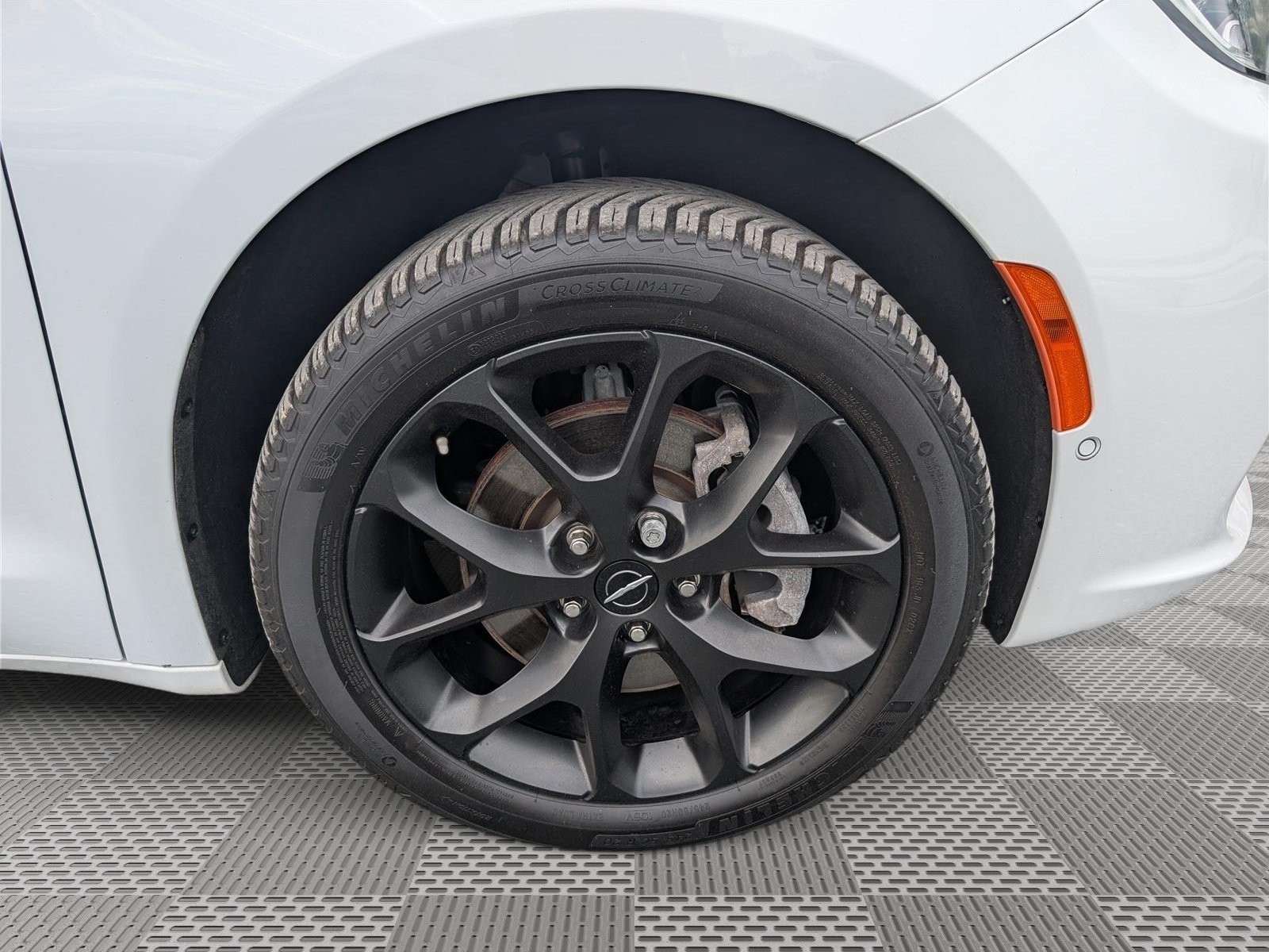 Used 2023 Chrysler Pacifica Limited w/ S Appearance Package AWD/4WD image 9