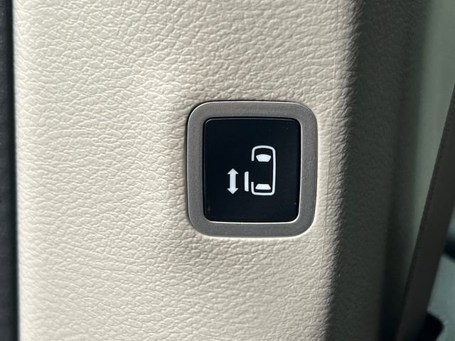 Used 2022 Chrysler Voyager LX FWD image 34