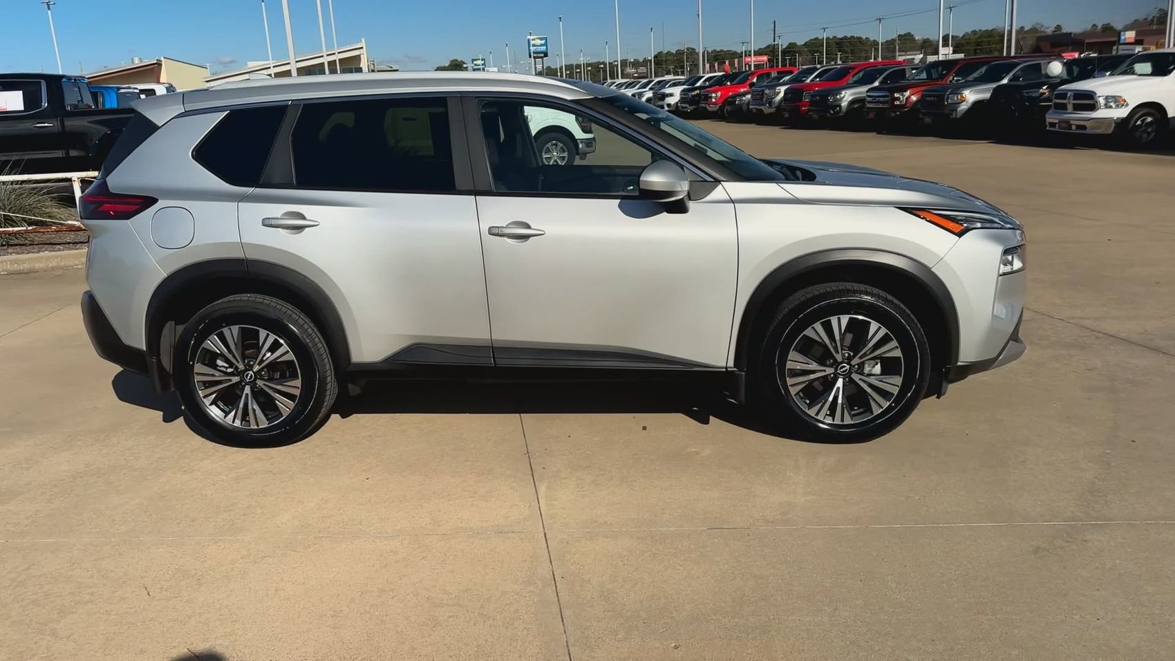 Used 2023 Nissan Rogue SV w/ SV Premium B Package image 2