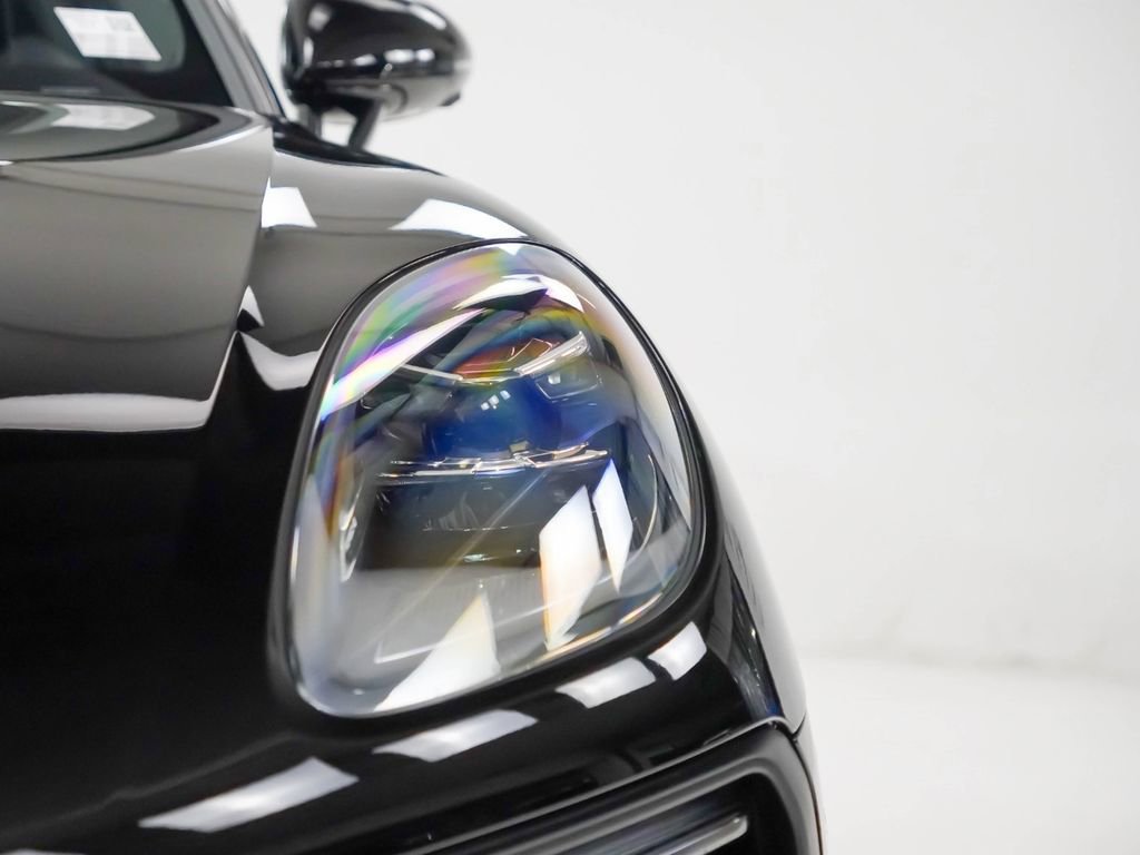 Certified 2026 Porsche Macan AWD/4WD image 6