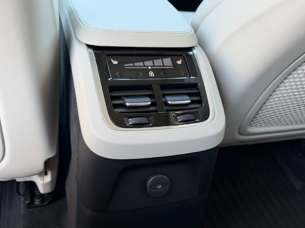Certified 2024 Volvo XC90 T8 Plus w/ Protection Package Premier AWD/4WD image 11