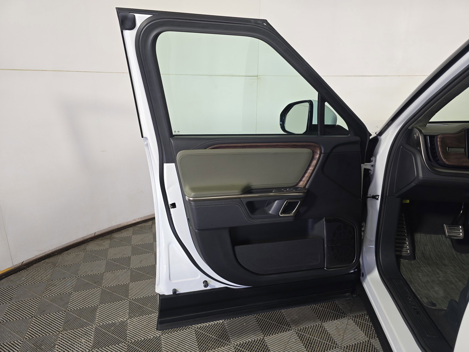 Used 2023 Rivian R1T Adventure AWD/4WD image 16